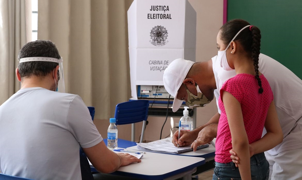 Eleitores votam no segundo turno das eleições para prefeito na Escola Municipal de Ensino Fundamental Celso Leite Ribeiro Filho, na Bela Vista. Foto: Rovena Rosa / Agência Brasil