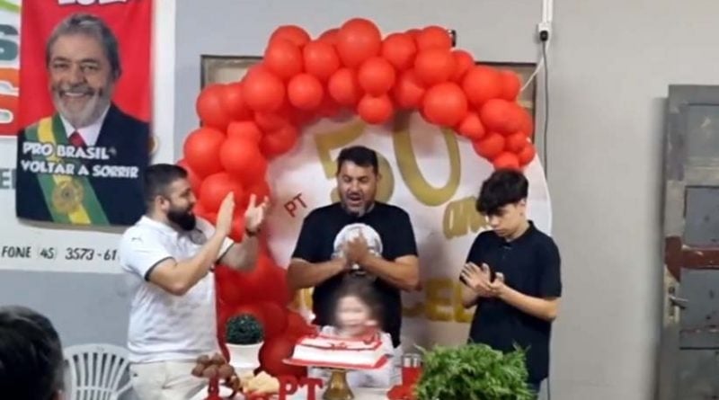 Arruda comemorava sua festa de 50 anos com temas vinculados ao PT e à candidatura Lula, com cantos e vivas ao ex-presidente. Foto: Reprodução