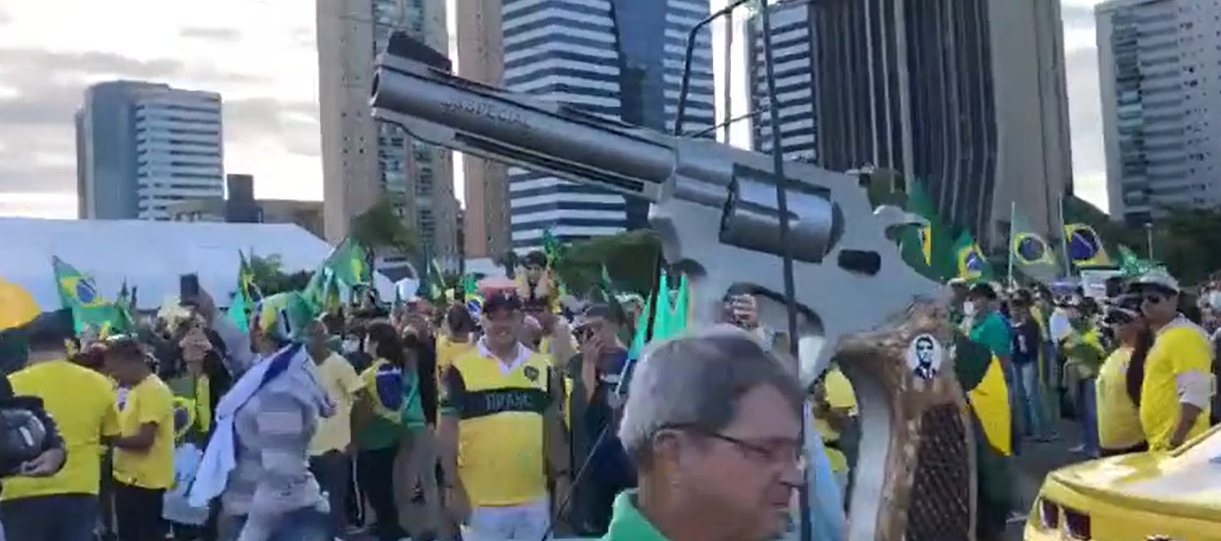 Participantes da Marcha para Jesus, em Vitória, ostentam réplica gigante de arma de fogo. Foto: Reprodução