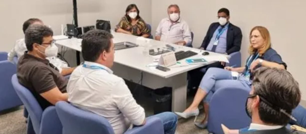 Aline Paiva aparece (de azul) em reunião com sindicatos após denúncias de assédio. Foto: Reprodução