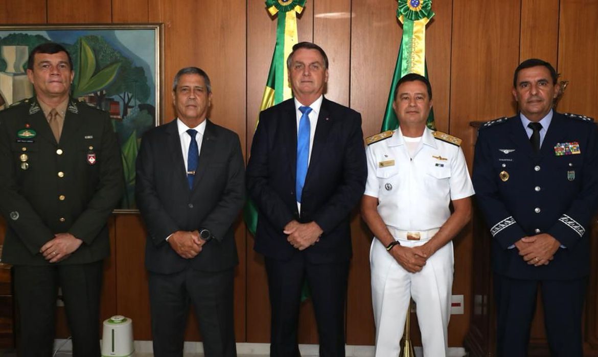 Os comandantes das Forças Armadas, general Marco Antônio Freire Gomes (Exército); almirante-de-esquadra Almir Garnier Santos (Marinha); e enente-brigadeiro-do-ar Carlos de Almeida Baptista Junior (Aeronáutica), não compareceram ao evento do presidente Jair Bolsonaro sobre o sistema eleitoral. Foto: Reprodução/ Facebook/Jair Bolsonaro