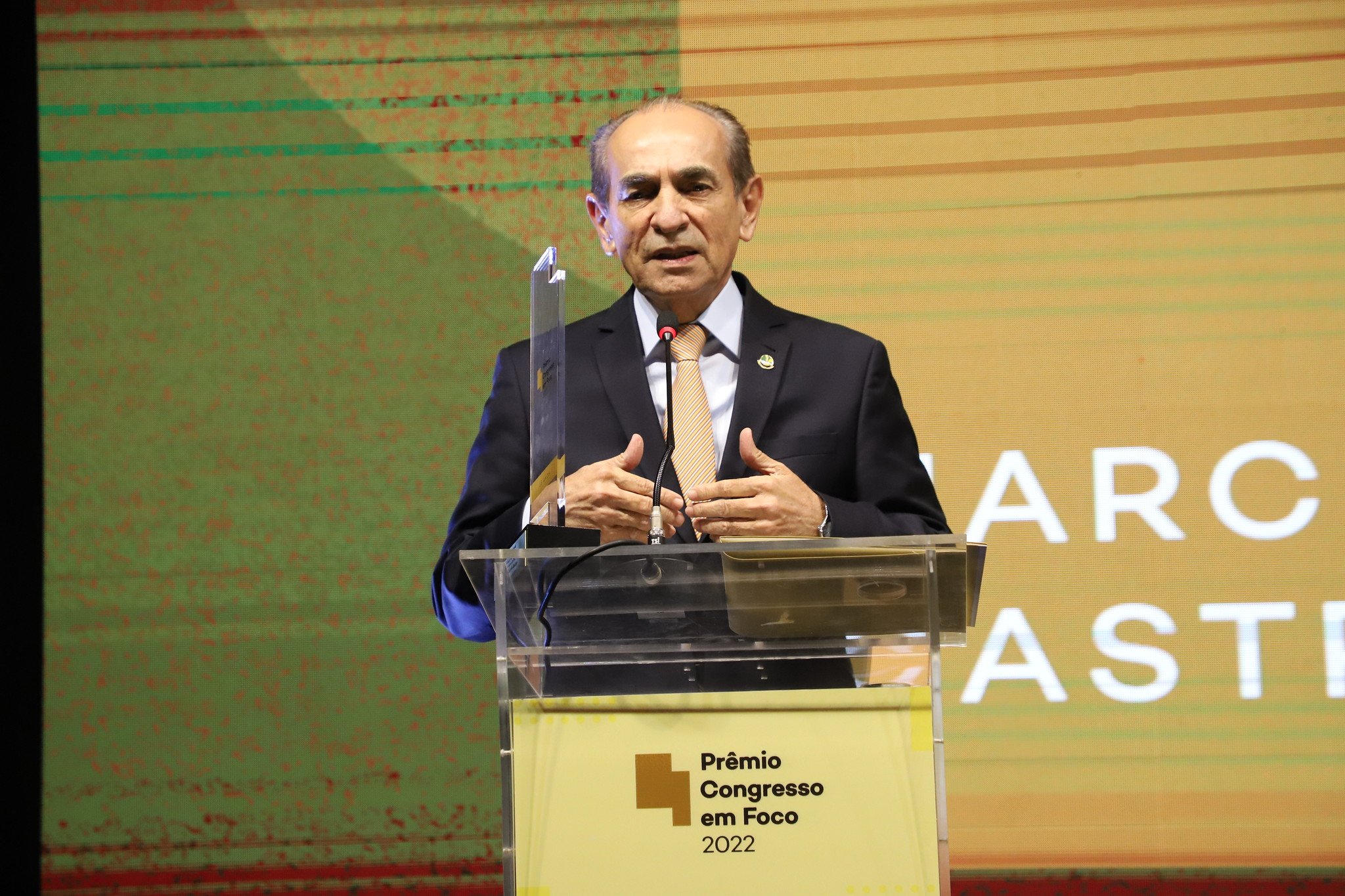 Escolhido como o melhor senador pelo júri do Prêmio Congresso em Foco 2022, o senador Marcelo Castro defendeu a democracia em seu discurso. Foto: Paulo Negreiros