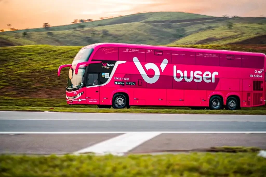 Apoiadora do Prêmio Congresso em Foco 2022, a Buser defende o debate regulatório do setor que traga inovação para as rodovias brasileiras. Foto: Divulgação/Buser