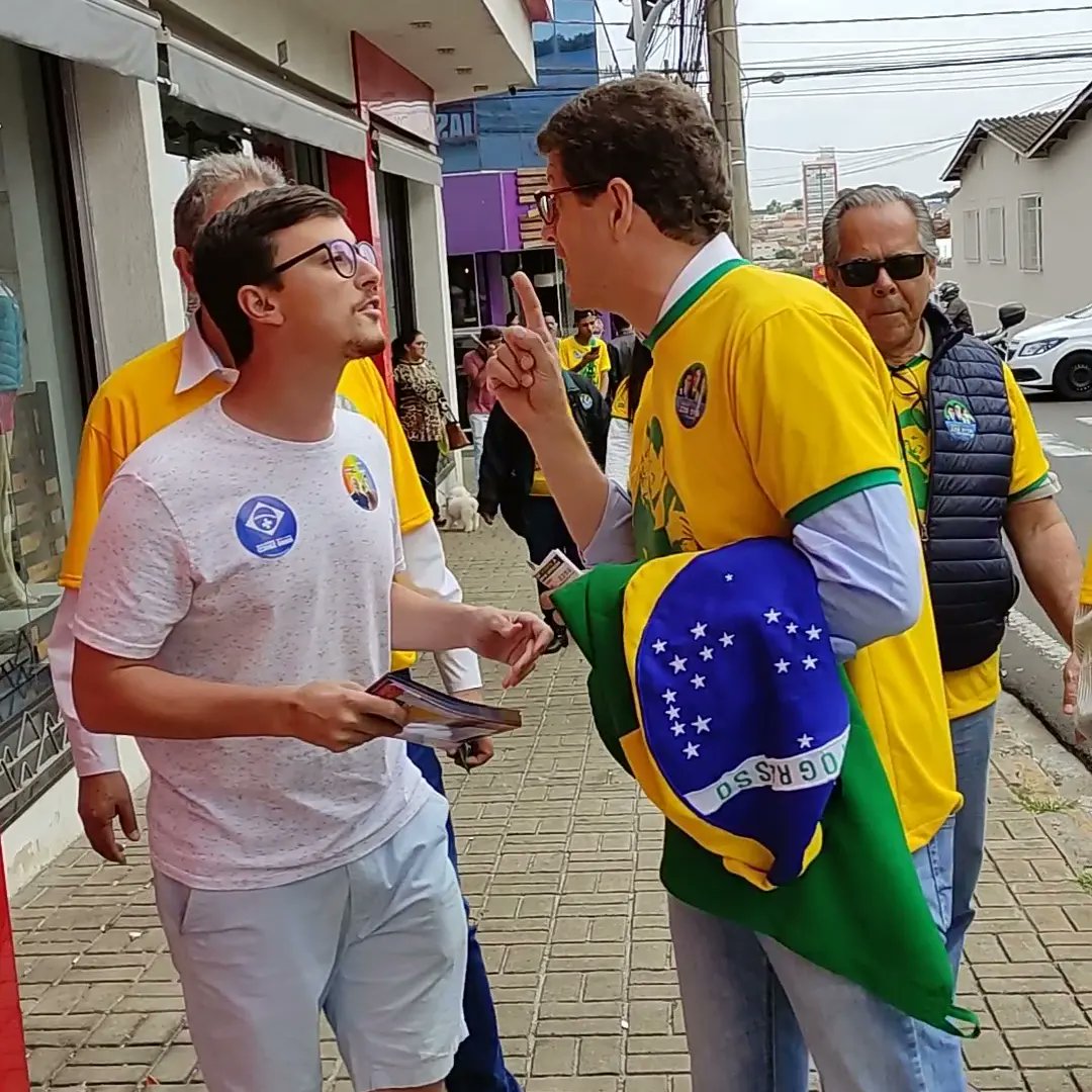 Durante panfletagem em Franca (SP), Salles foi abordado por candidato do Psol, que o chamou de ecocida e afirmou ser vergonhosa sua presença. Foto: reprodução