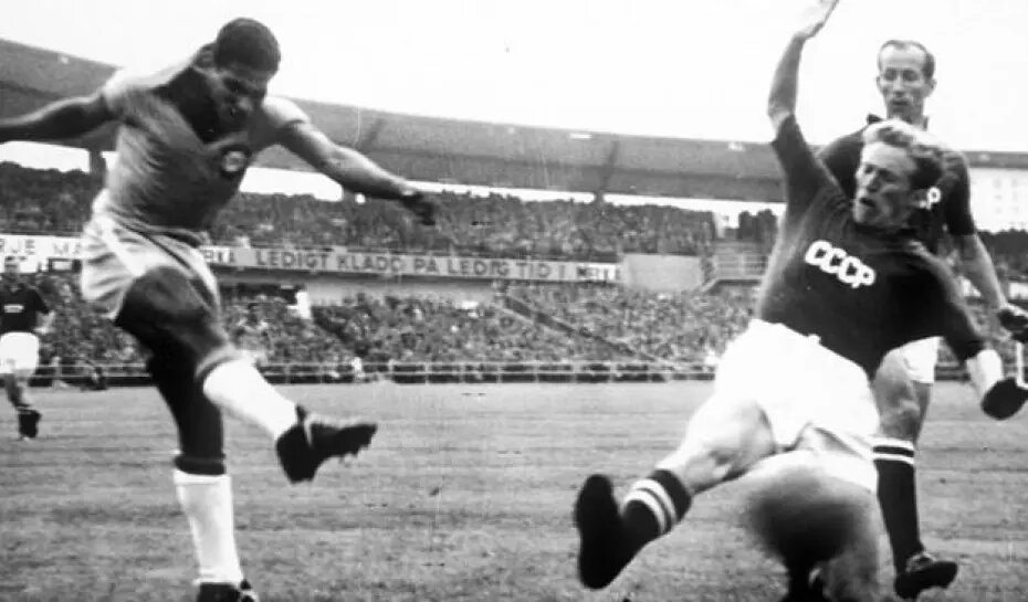 Garrincha contra os russos: é preciso combinar com eles. Foto: Reprodução