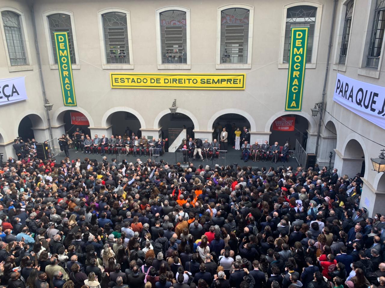 Centenas de pessoas se reuniram na USP para acompanhar a leitura dos manifestos em defesa da democracia no país. Foto: Política Viva