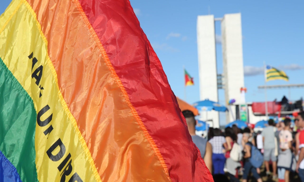 Manifestantes durante ato contra a LGBTfobia em frente ao Congresso

Foto: Marcelo Casal/Agência Brasil