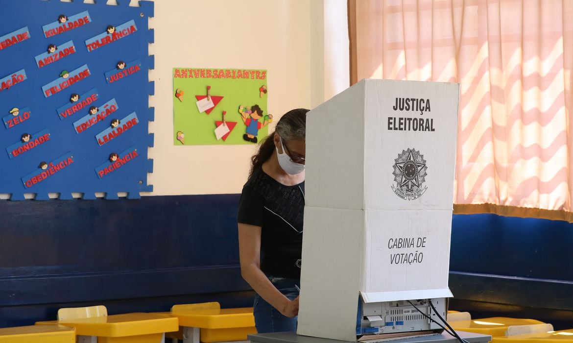 Movimento de eleitores na 250ª Zona Eleitoral da Lapa, localizada na Escola Heitor Garcia, durante as eleições municipais. Foto: Rovena Rosa/Agência Brasil