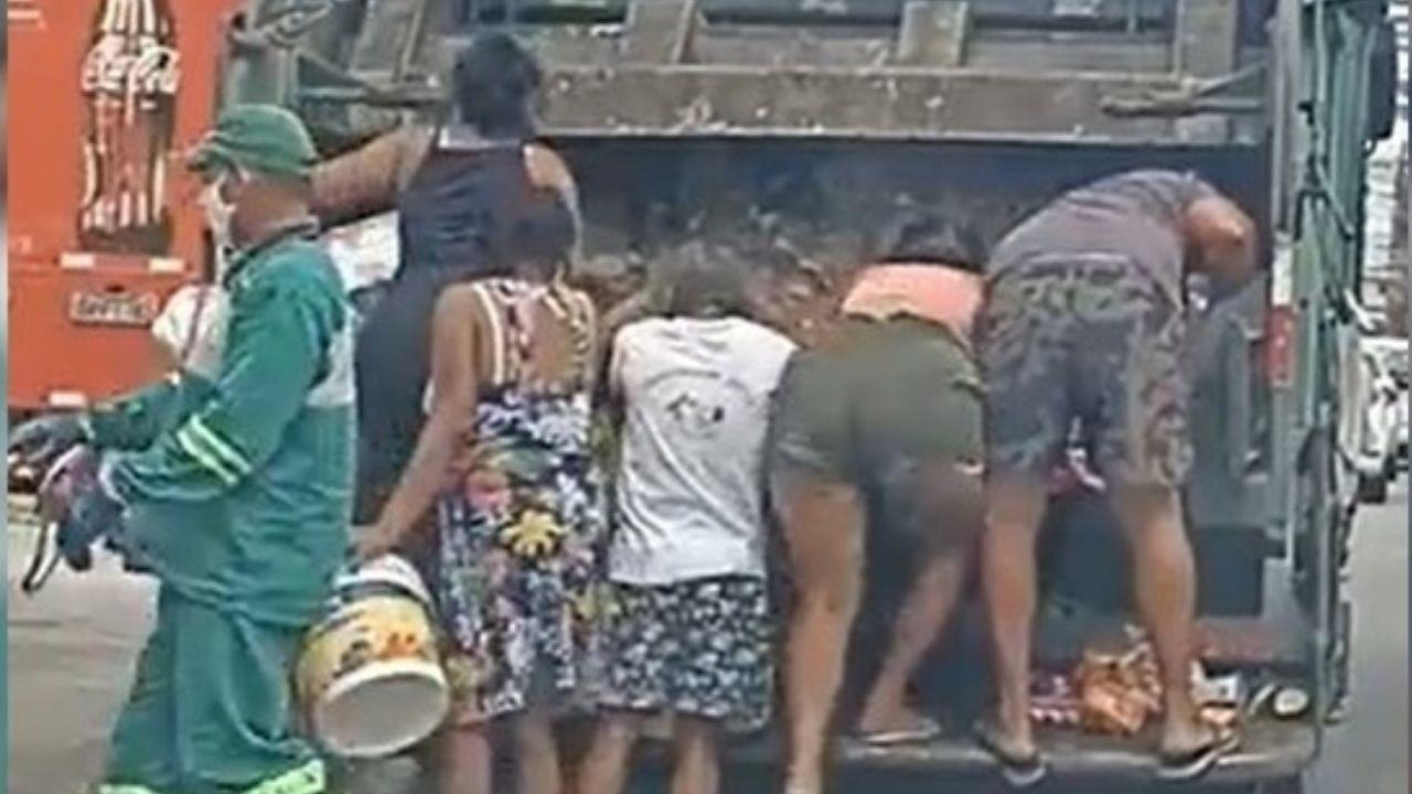 Pessoas reviram caminhão de lixo atrás de comida em bairro nobre de Fortaleza. Foto: Reprodução