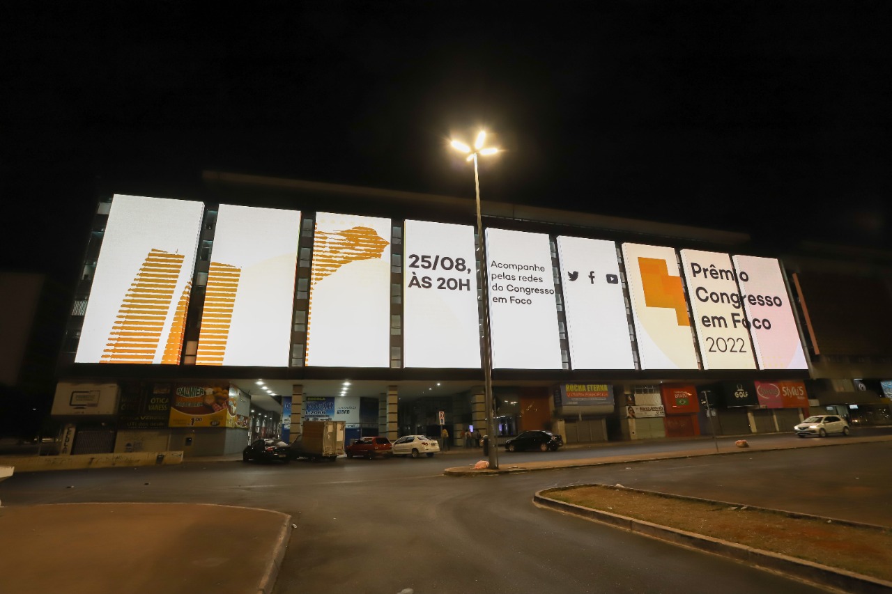 Painel de LED no Conic, em Brasília, destaca o Prêmio Congresso em Foco. Foto: Paulo Negreiro