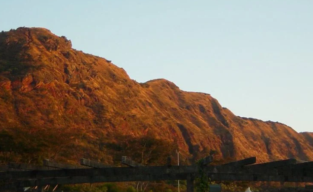 Serra do Curral, em Minas Gerais; Complexo minerário no local é administrado pela empresa Taquaril Mineração. Foto: Wikimedia Commons