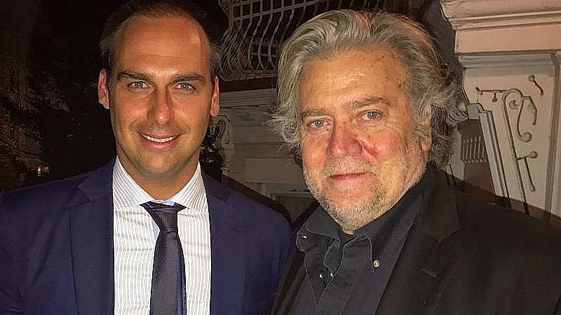 Eduardo Bolsonaro e Steve Bannon. O guru americano, agora preso, também foi guru por aqui. Foto: Reprodução 