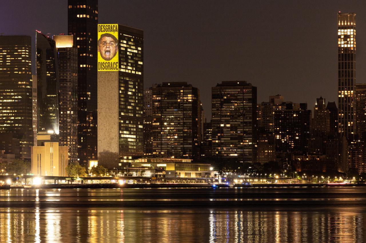 Bolsonaro é alvo de projeção no prédio da ONU, em Nova York. Presidente é chamado de 