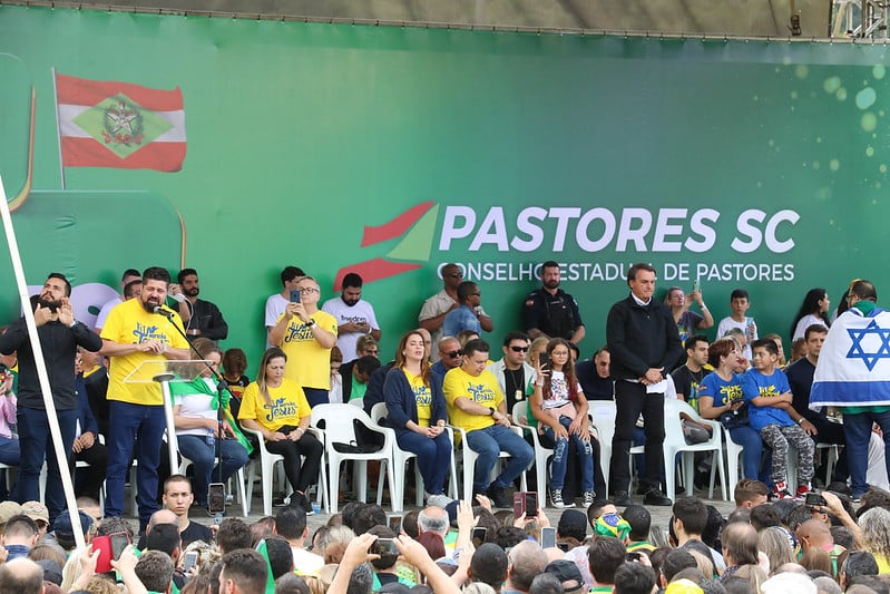 Bolsonaro entre evangélicos na Marcha para Jesus, em Balneário Camboriú (SC), em junho. Presidente tem melhor desempenho entre evangélicos que seus adversários. Foto: Clauber Cleber/PR