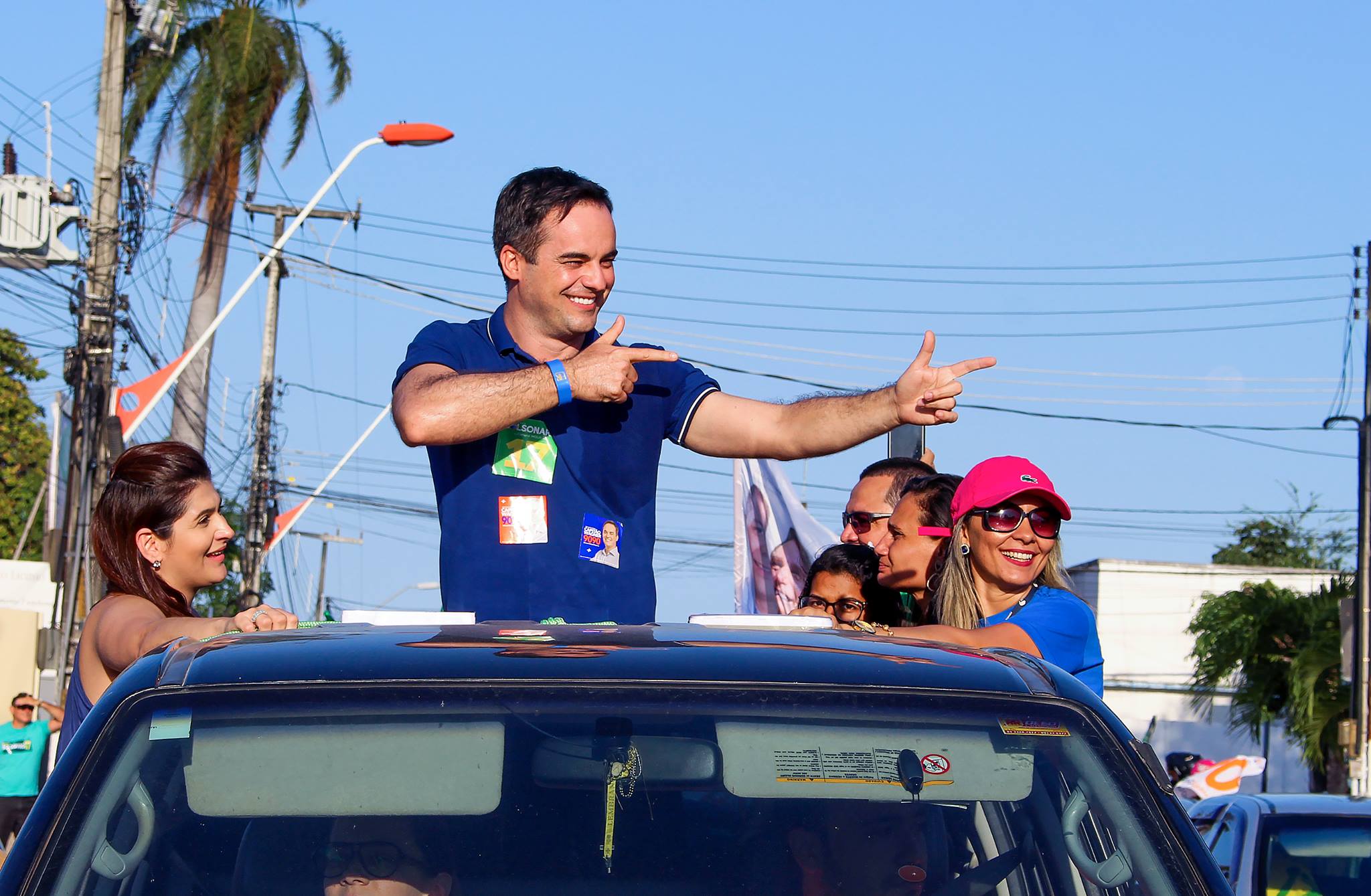 Fazendo arminha: Capitão Wagner tem o apoio do partido de Bolsonaro no Ceará, mas nega ter padrinho político. Foto: Facebook/Reprodução