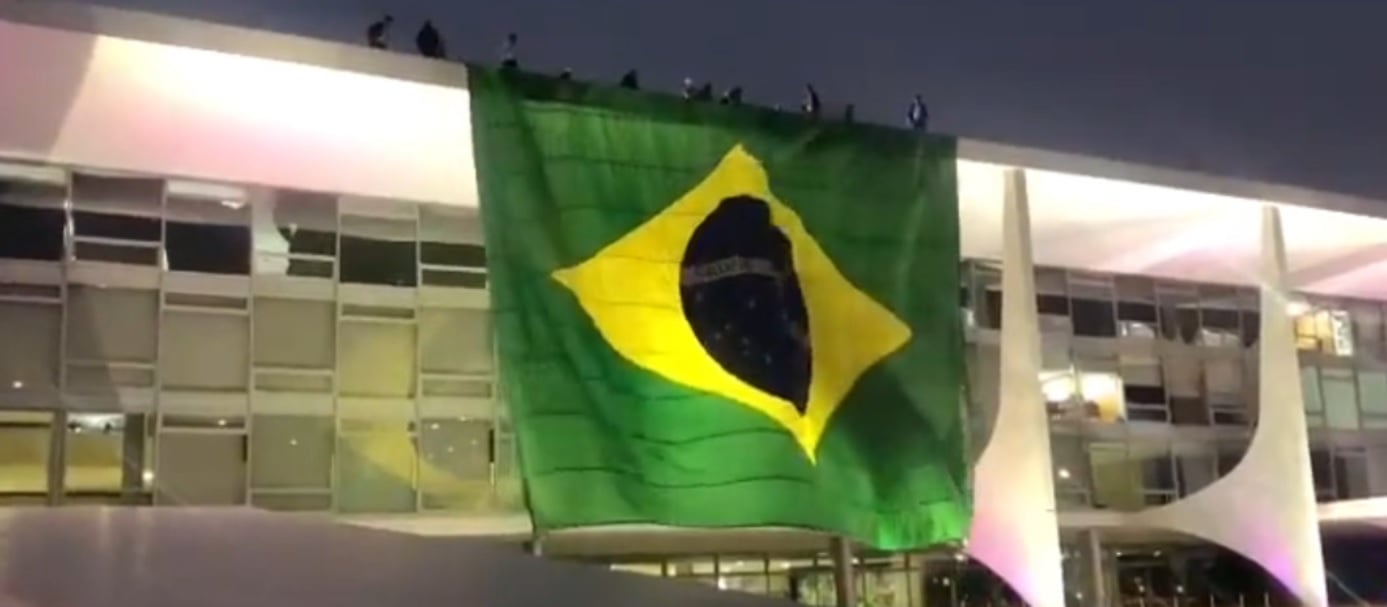 Para provocar opositores e a justiça eleitoral, Bolsonaro estendeu uma bandeira do Brasil na fachada do Palácio do Planalto. Foto: Reprodução twitter