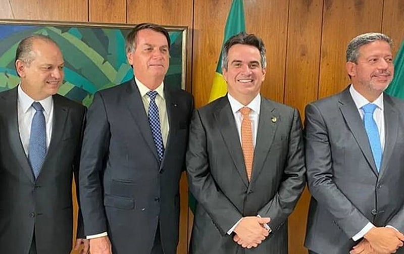 Ricardo Barros, à esquerda de Bolsonaro, é autor de projeto que criminaliza diferenças entre pesquisas e resultado da votação. Proposta tem chancela de Arthur Lira, à direita na foto, ao lado do ministro Ciro Nogueira. Foto: Reprodução