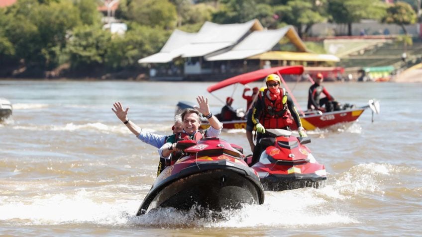 Bolsonaro em passeio de jet ski com o governador de Goiás, Ronaldo Caiado, seu aliado, em Aragarças (GO), em junho de 2019. Foto: Alan Santos/PR