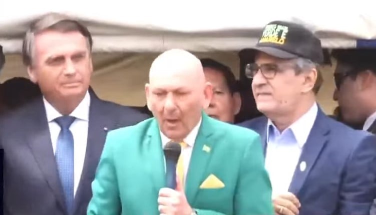 Bolsonaro cedeu palanque e palavra aos amigos Luciano Hang e Silas Malafaia durante comemoração do 7 de Setembro em Brasília. Foto: Reprodução