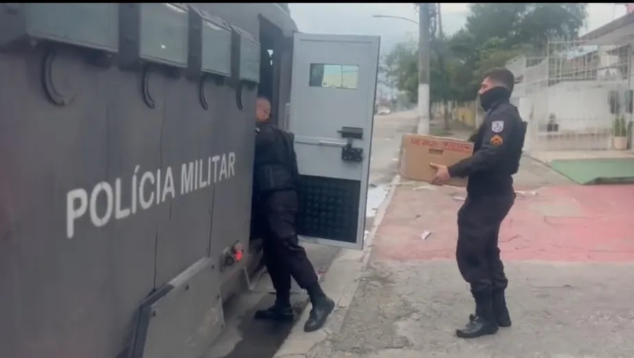 A PM-RJ divulgou um vídeo no perfil do Twitter com os militares transportando o material dentro do veículo. No Rio, a segurança está sendo reforçada. Foto: PM-RJ/Reprodução