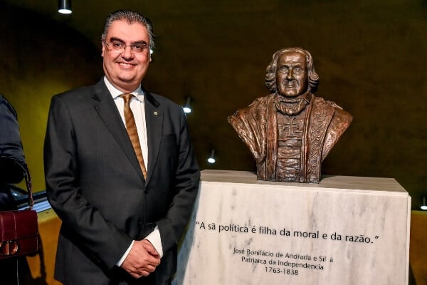 Laffayete Andrada posa para foto ao lado de busto de José Bonifácio, o 