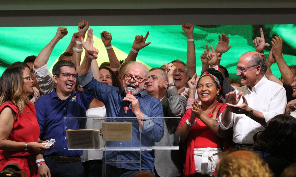 Lula e aliados comemoram o resultado da eleição. Foto: Rovena Rosa/ABr