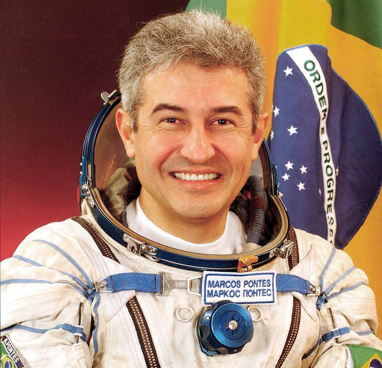 Marcos Pontes com seu uniforme de astronauta. Governo cortou agora recursos que comprometem programa espacial brasileiro. Foto: Divulgação