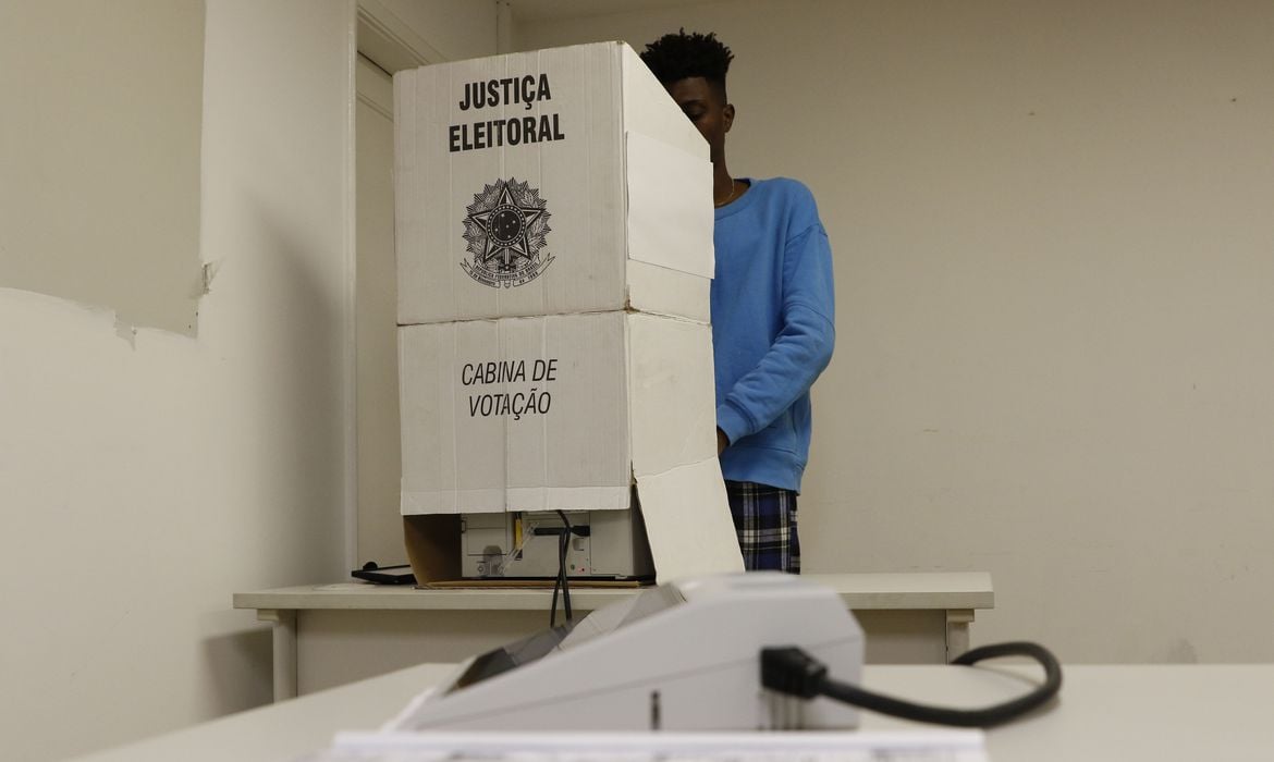 O voto é secreto. Quem sofre pressão de empregador para votar em candidato A ou B deve denunciar ao MPT. Foto: Fernando Frazão/Agência Brasil