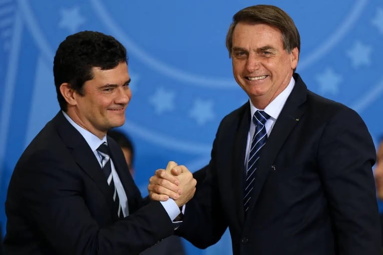 Moro e Bolsonaro: o ex-juiz da Lava Jato virou ministro do principal beneficiário da condenação de Lula. Depois de deixar o ex-chefe, acusando-o de interferência na PF, o ex-ministro volta a se aliar ao presidente. Foto: Alan Santos/PR