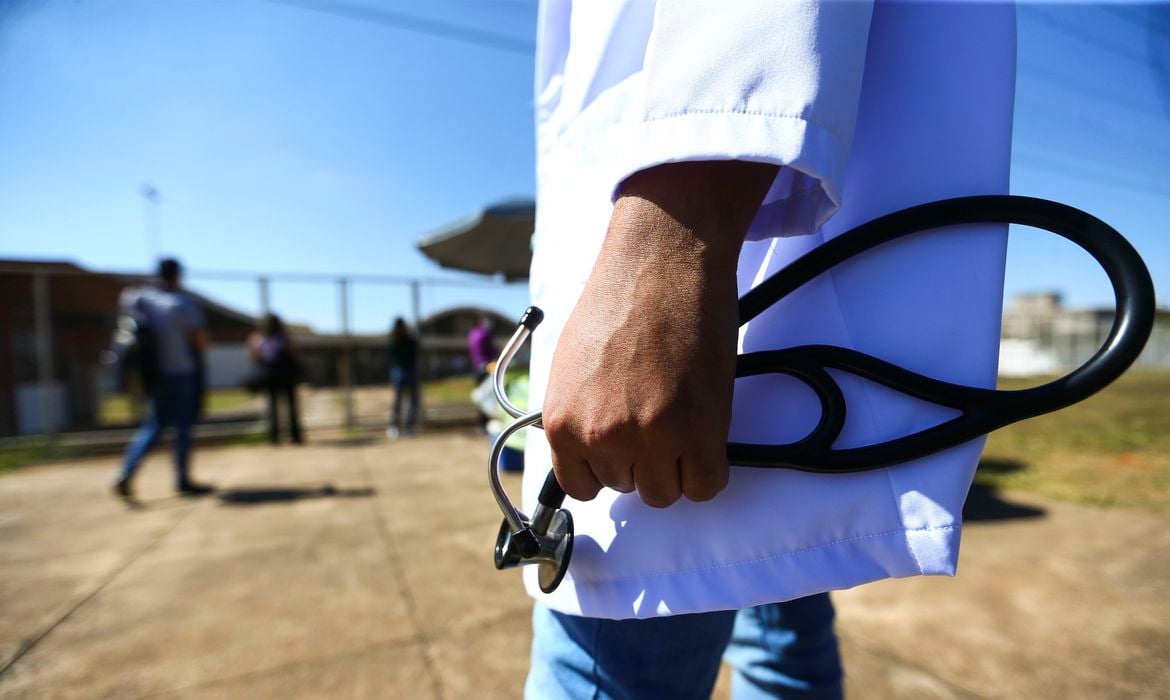 Projeto que estabelece política de cuidado ao Alzheimer no SUS está disponível para votação em plenário na Câmara desde outubro de 2023. Foto: Marcelo Camargo/Agência Brasil