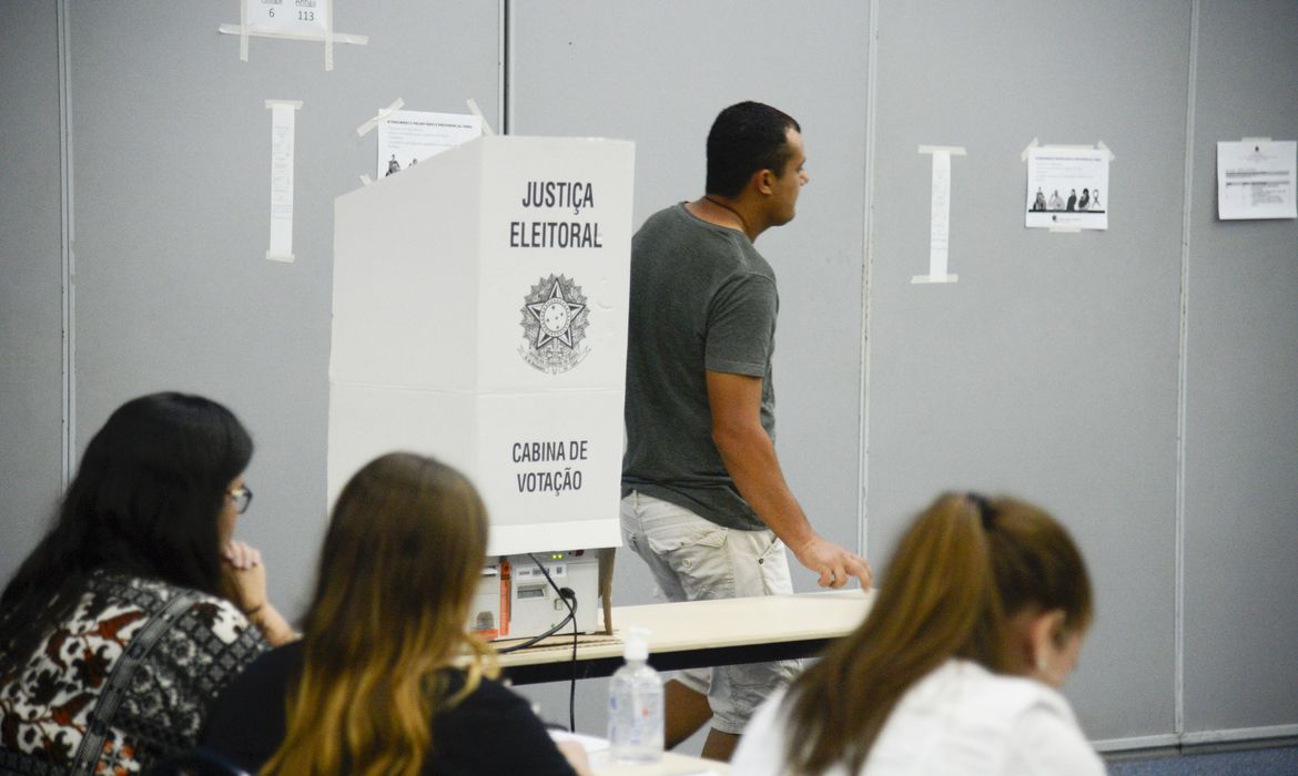 Eleitores do Rio de Janeiro votam para presidente no segundo turno no maior colégio eleitoral da capital, Expo Mag, na Cidade Nova. Foto: Tomaz Silva/ABr