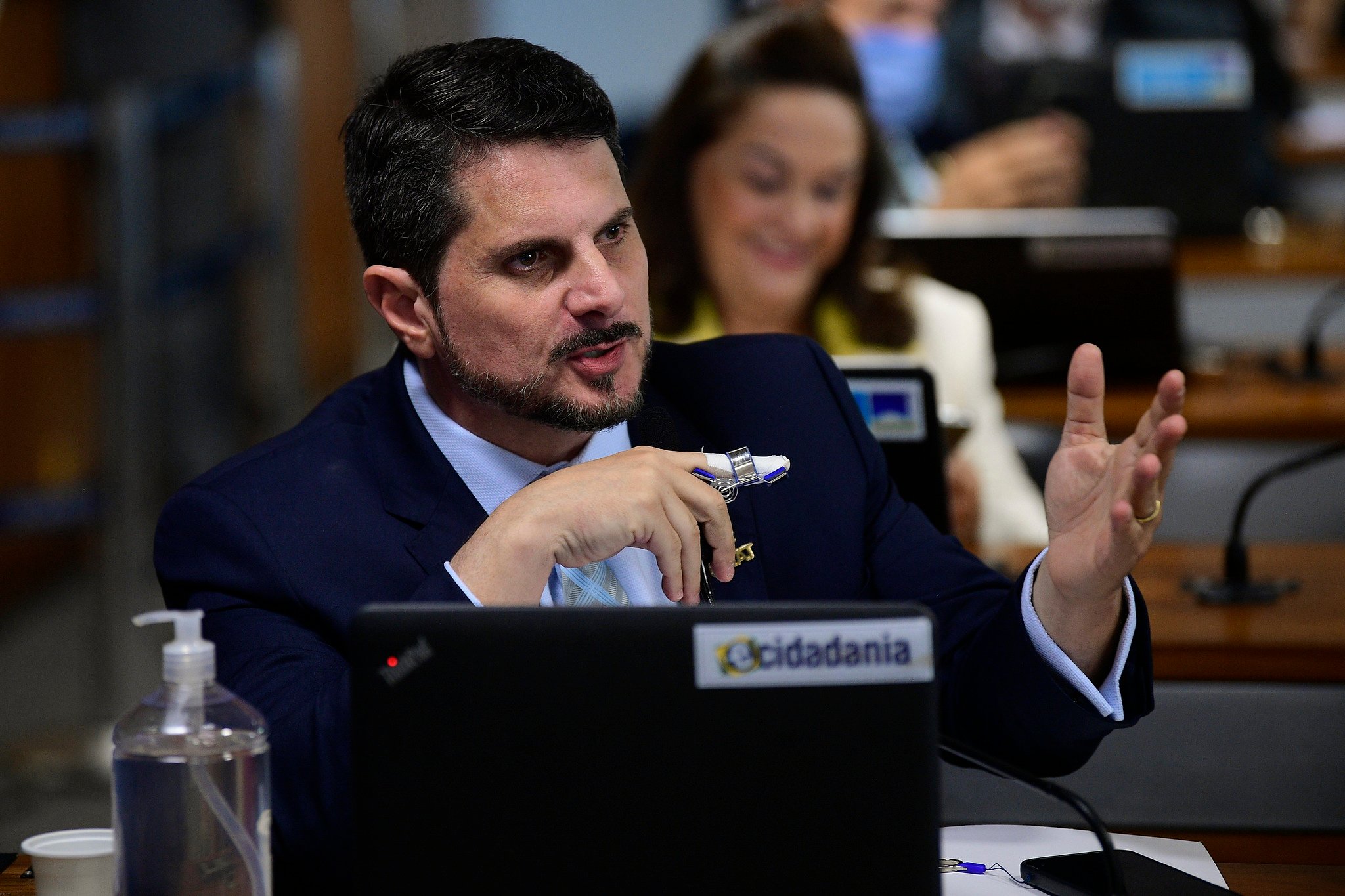 Morador de Vitória (ES) gritou uma série de xingamentos ao senador Marcos do Val enquanto filmava sua reação. Foto: Pedro França/Agência Senado