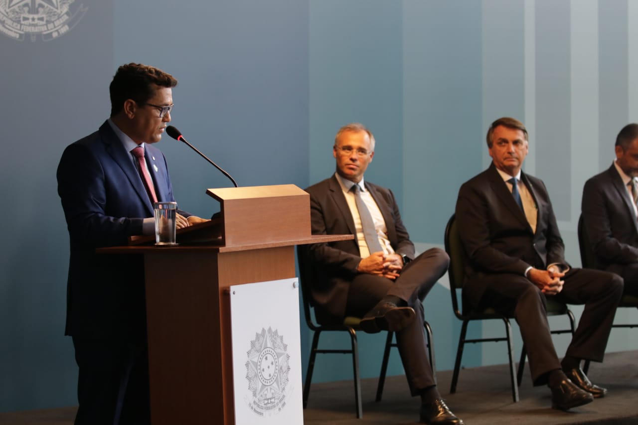 O defensor-geral (à esquerda), com o ministro do STF André Mendonça e o presidente Jair Bolsonaro, durante solenidade no Palácio do Planalto. Foto: Divulgação