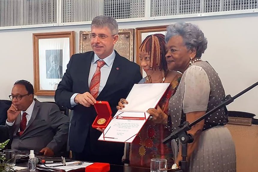  Homenagem a Mãe Beata de Iemanjá, importante liderança religiosa, defensora dos direitos humanos e povos de terreiro, no Ilê Omiojuarô (RJ). 