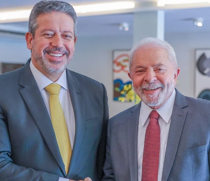 O alto preço de um aperto de mão: a realidade se impõe entre Lira e Lula. Foto: Ricardo Stuckert