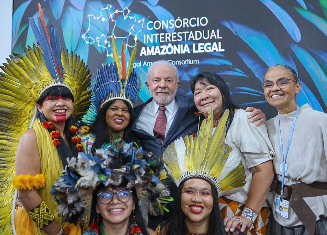 Lula, Joenia Wapichana e Marina Silva com outras lideranças indígenas brasileiras na COP27, no Egito. Foto: Lula