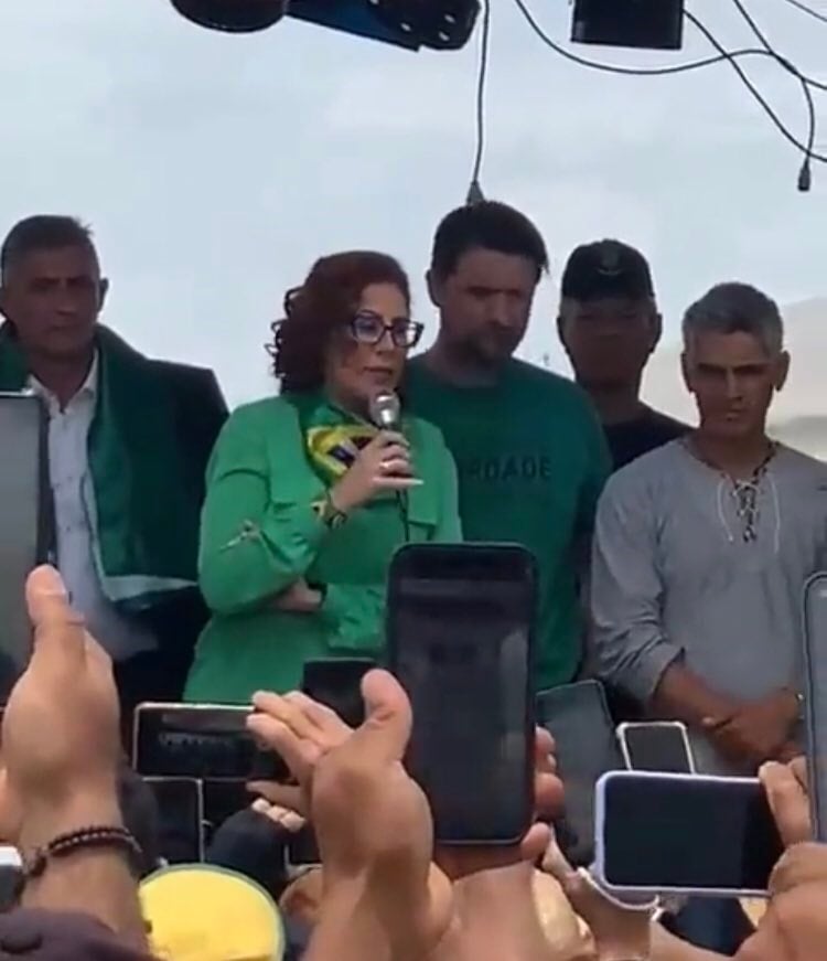 Deputada federal Carla Zambelli (PL-SP) prestou continência para manifestantes golpistas. Foto: Reprodução