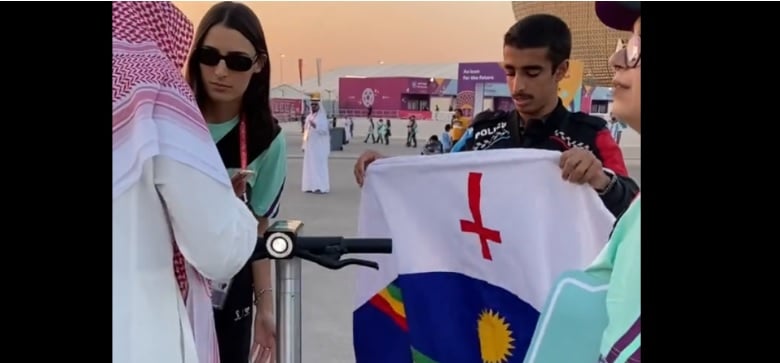 Bandeira de Pernambuco, com o arco-íris, levada por torcedores brasileiros foi confundida por autoridades no Catar com bandeira LGBTIA+