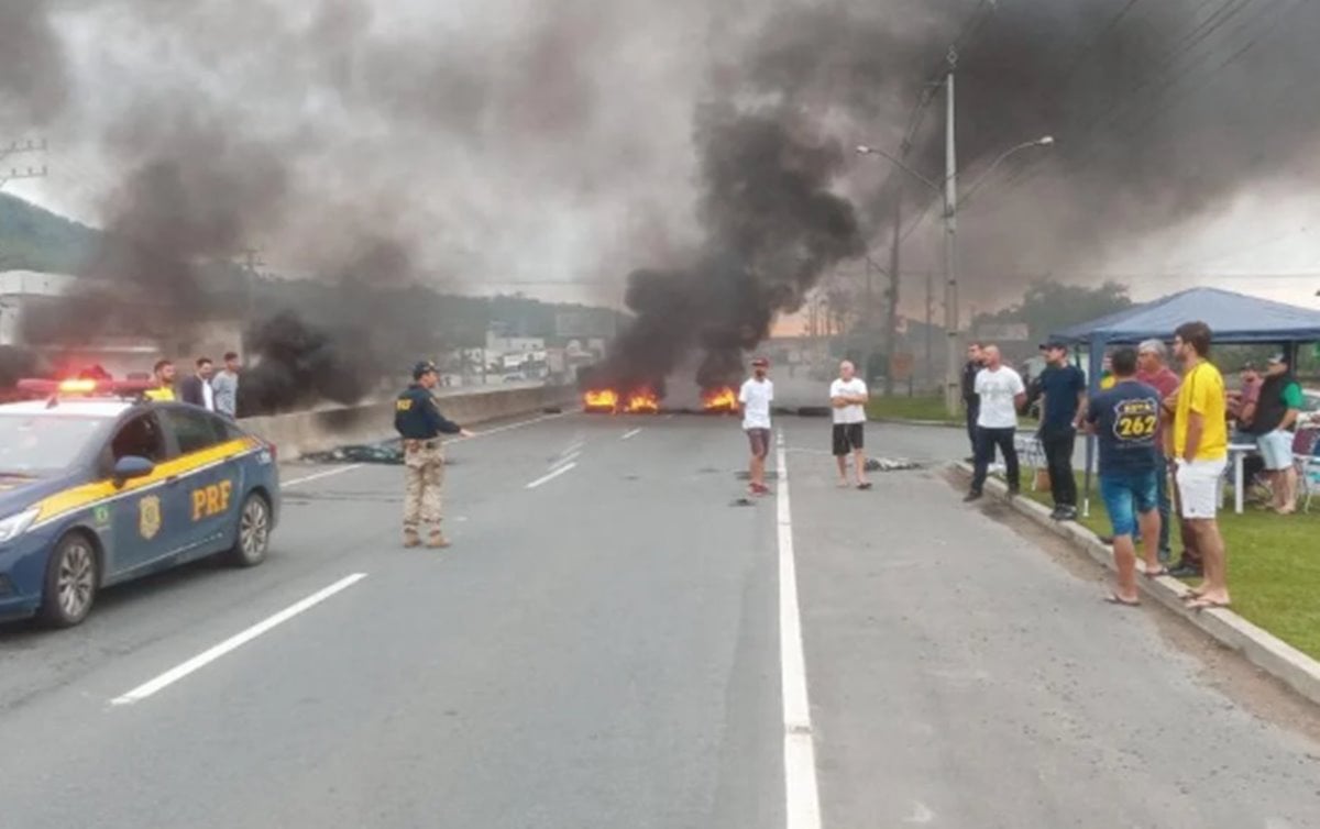 Rodovia bloqueada em Santa Catarina. PRF é acusada por Moraes de não agir para desfazer as manifestações. Foto: PRF