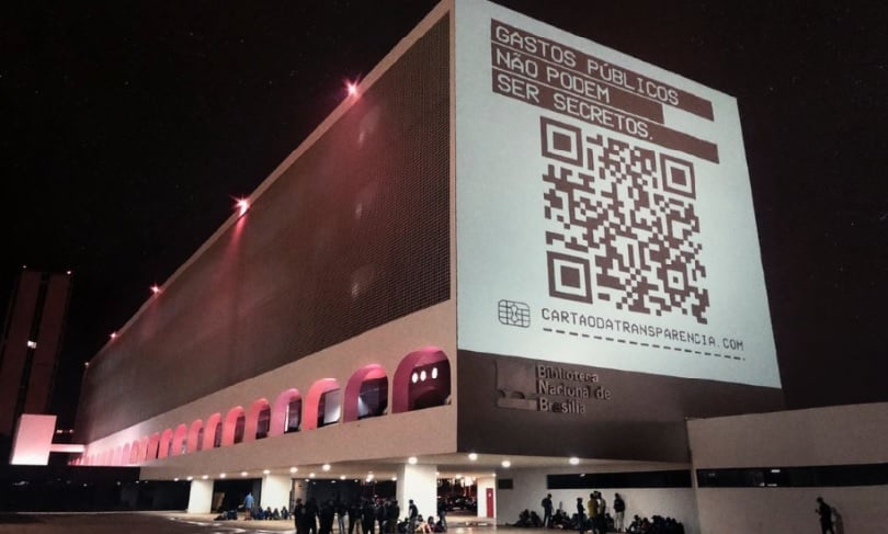 Cartão da Transparência, do Congresso em Foco, é projetado na fachada da Biblioteca Nacional de Brasília. Foto: Projetemos