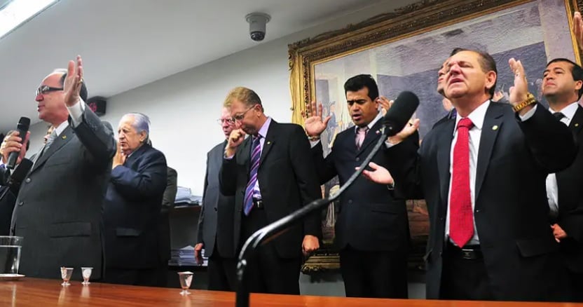 Integrantes da bancada evangélica em momento de oração na Câmara. Foto: Agência Câmara