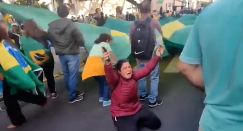 Realidade paralela: manifestantes comemoram, em Porto Alegre, o anúncio da 