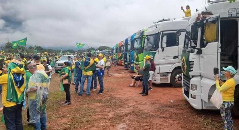 Manifestantes acampados em frente à sede do Exército em Brasília. Investigações preliminares apontam ajuda de setores do agronegócio. Foto: Reprodução