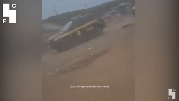 Viaturas da PRF deixaram o local às pressas após ataque de manifestantes. Foto: Reprodução