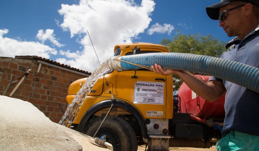 Operação Carro-Pipa leva água a 1,6 milhão de famílias no Nordeste. Foto: ABr