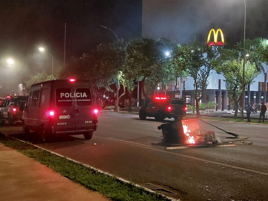 Obstáculos deixados por terroristas impedem passagem das viaturas. Foto: Lucas Neiva/Congresso em Foco