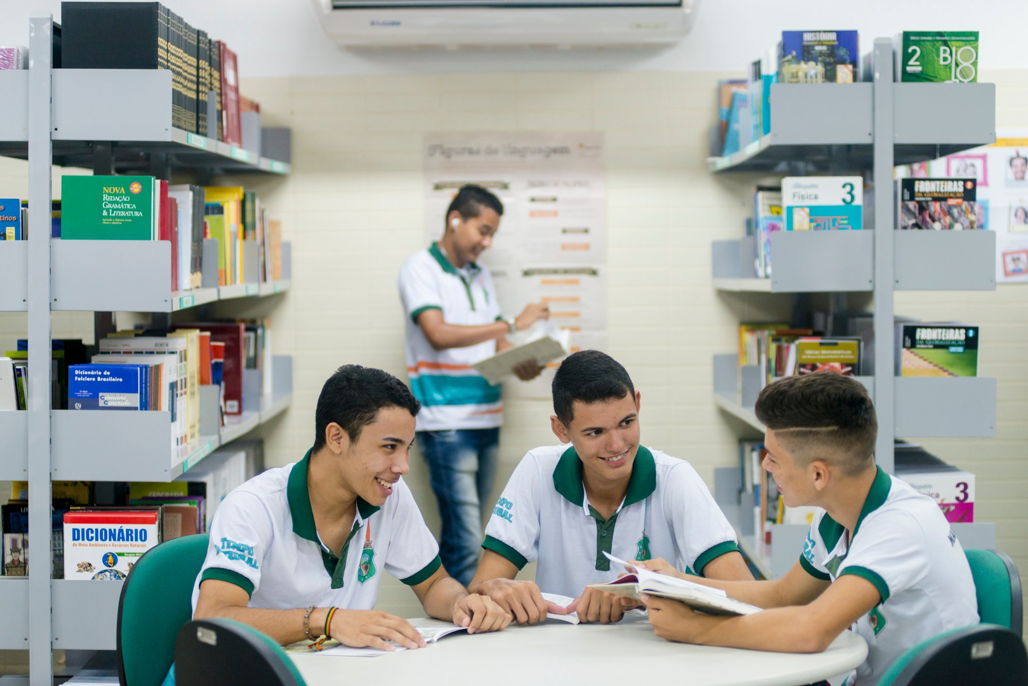 É imprescindível que os estudantes aprendam matemática, ciências e linguagens para que se tornem adultos com autonomia intelectual. Foto: David Pinheiro/Governo do Ceará