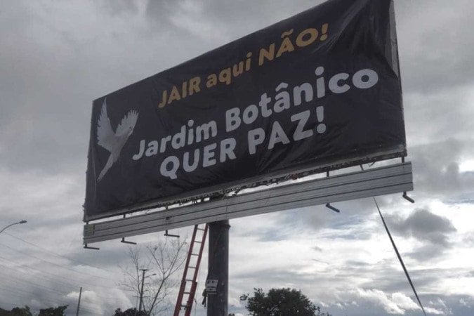 Grupo de 300 moradores instalou o outdoor após as informações de que o presidente Jair Bolsonaro pode se mudar para a região. Foto: Reprodução/Redes sociais