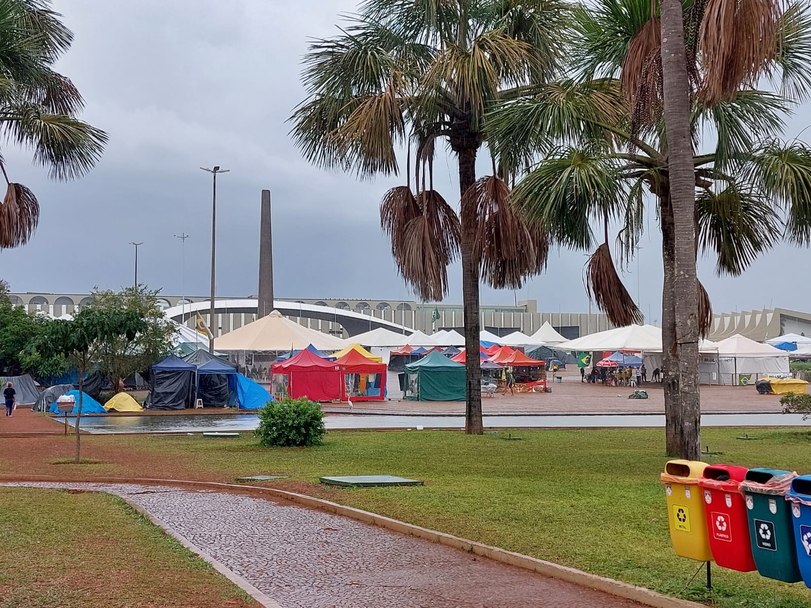 Acampamento de manifestantes em frente ao QG do Exército pedindo golpe militar não apenas permanece de pé, como segue crescendo. Foto: Lucas Neiva/Congresso em Foco