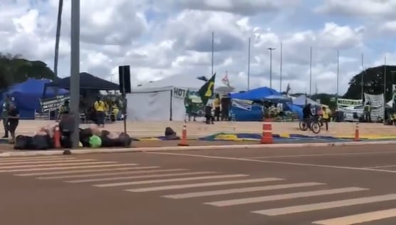 Acampamento em Brasília continua instalado em frente ao QG do Exército, apesar de operação policial para dissipar manifestantes